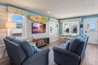 4119 - The Dolphin Boat - 0