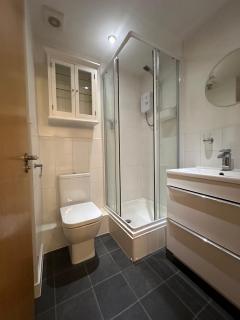 Spacious 3 Bed Apartment in Central Romford just 5 mins to Elizabeth Line for Families Friends and Contractors - 8