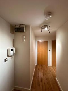 Spacious 3 Bed Apartment in Central Romford just 5 mins to Elizabeth Line for Families Friends and Contractors - Romford - 5