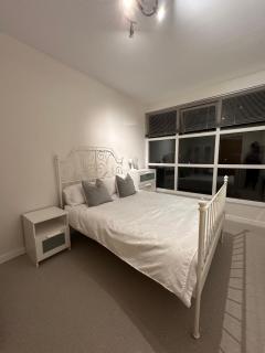 Spacious 3 Bed Apartment in Central Romford just 5 mins to Elizabeth Line for Families Friends and Contractors - Romford - 1