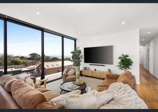 302 Penthouse Portarlington Waterfront Luxury sleeping 6 3 Queen Bedrooms 2 bathrooms Private Terrace Aircon and Heating - Portarlington - 4