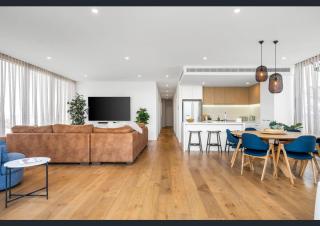 302 Penthouse Portarlington Waterfront Luxury sleeping 6 3 Queen Bedrooms 2 bathrooms Private Terrace Aircon and Heating - Portarlington - 8