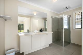 North Geelong Getaway Modern 4-Bedroom Home - - 2