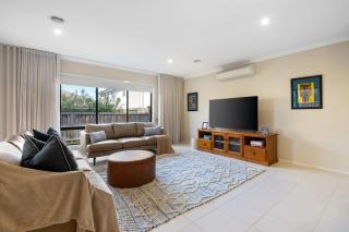 North Geelong Getaway Modern 4-Bedroom Home - - 8