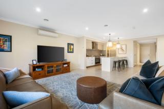North Geelong Getaway Modern 4-Bedroom Home - - 9
