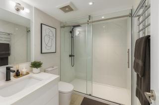 Luxurious 2 Bed Condo Near Rogers Arena and SkyTrain - Vancouver - 1