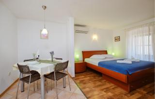 Awesome Apartment In Cres With Wifi - 3