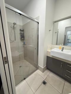 Modern Holiday Home Prime Birtinya Location Near Hospitals and Beaches - Kawana Waters - 5