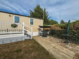D Area, 2 Bed, 6 Berth Caravan With Decking And Unlimited Wi-Fi, Opal Rated 36046D - Southminster - 2