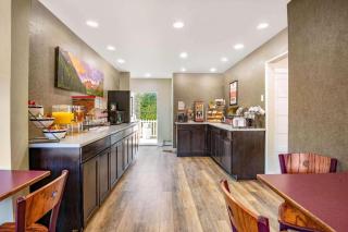 Econo Lodge Inn & Suites - 7