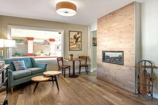 Econo Lodge Inn & Suites - 9