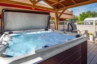 Econo Lodge Inn & Suites - 8