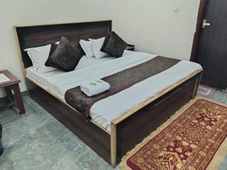 Hotel Nidhivan Dham - 9