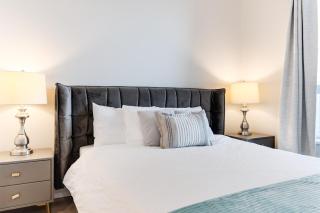 Vancouver Downtown City View 3BR Condo with Pool Gym Sauna Near Subway & Arena - 3