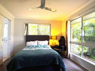 Charming Villa Walk to Mall, Quick City Access, Golf & Sports Nearby - 0