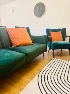 Spacious 2 Bedroom Sleeps 4 with WiFi & Garden - 1