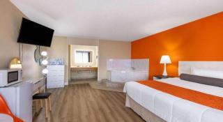Howard Johnson Hotel & Conference Center by Wyndham Salem - Salem - 2
