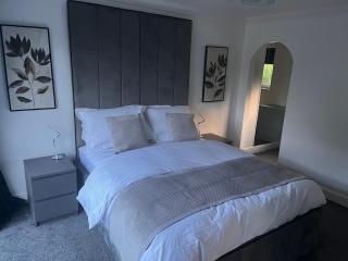 3 Bed heated pool spacious home In Tilehurst - Tilehurst - 1