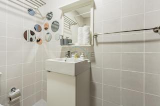 Studio Steps from JBR Beach and Marina Walk, Conveniently located near Ain Dubai, Dec Towers T2, Dubai Marina by Deluxe Holiday Homes - 1