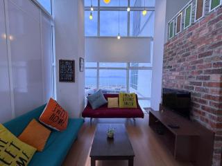 Duplex Seaview Comfort Stay in City By IZ - George Town - 8