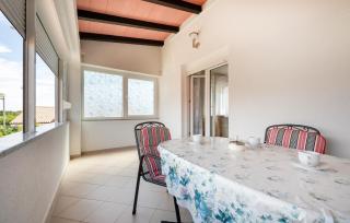 1 Bedroom Nice Apartment In Fazana - 4