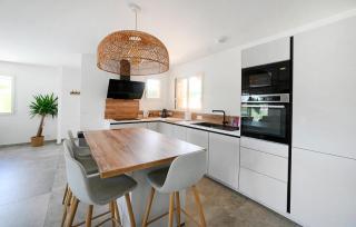 Awesome Home In Saint-Michel-D'euzet - Saint-Michel-d'Euzet - 4
