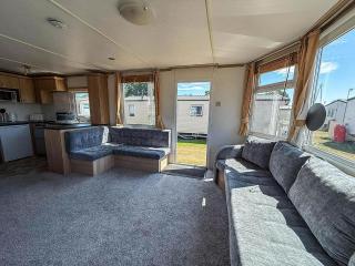 Homely Dog-Friendly Caravan At Valley Farm In Essex, Ref 46633V - 2
