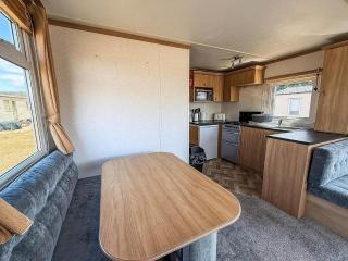Homely Dog-Friendly Caravan At Valley Farm In Essex, Ref 46633V - 1