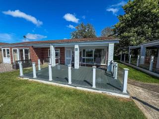 Dog Friendly Chalet At Broadland Park And Marina In Lowestoft Ref 12027B - Lowestoft - 0
