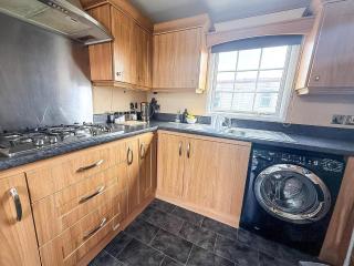Great 4 Berth Caravan For Hire In Suffolk At North Denes, Ref 40149Nd - Lowestoft - 2