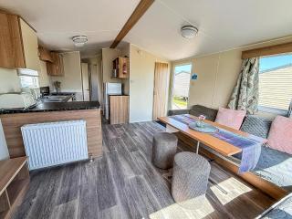 Superb 8 Berth Caravan At California Cliffs, Near Scratby Beach Ref 50006G - 4