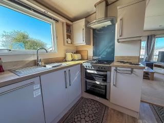 Modern 6 Berth Caravan With Front Decking At Manor Park, Hunstanton Ref 23015T - Hunstanton - 1