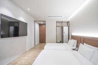 Daegu Dongseongro Giant Hotel - 1