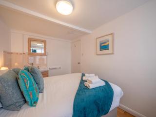 Dartmouth Apt With River Views & Parking Permit - Dartmouth - 1