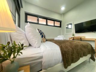 Brand New Private Villa - Sleeps 8 - Walk to Lake - Pet Friendly -  - 8