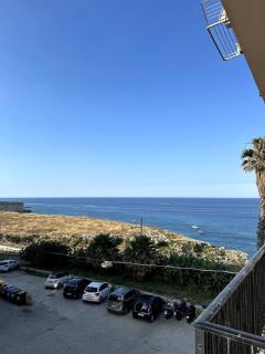 Black Ocean Holiday Home - 9