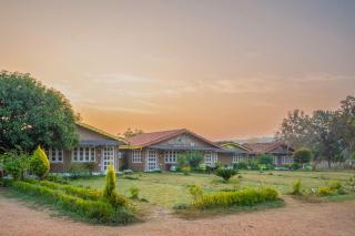 WOW STAYZ2 Pachmarhi Foothill Cottages - 1