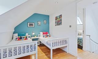 Majestic Mews Apartment with Free Parking - By My Getaways - 5