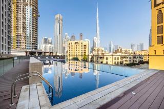 Downtown 2BR plus Maid Burj Khalifa View Prime Location - Dubai - 3