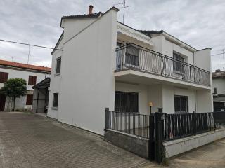 Casa luminosa, parcheggio sotto casa, zona tranquilla a due passi da negozi, parchi, ristoranti - Lugo - 5