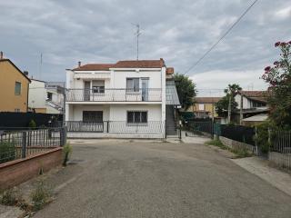 Casa luminosa, parcheggio sotto casa, zona tranquilla a due passi da negozi, parchi, ristoranti - Lugo - 0