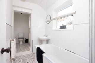 Charming 3-BR Home Near Historic Town Centre - 9