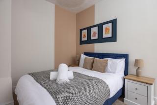 Charming 3-BR Home Near Historic Town Centre - 5