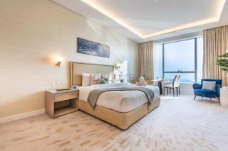 Steps from Nakheel Mall and Monorail Station, Near Beach Clubs ,15 Mins to Downtown and Marina, The Palm Tower, Palm Jumeirah by Deluxe Holiday Homes - 0
