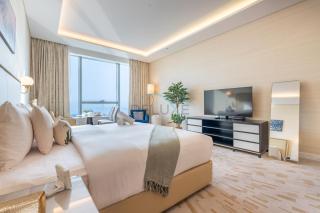 Steps from Nakheel Mall and Monorail Station, Near Beach Clubs ,15 Mins to Downtown and Marina, The Palm Tower, Palm Jumeirah by Deluxe Holiday Homes - 2