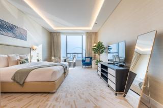 Steps from Nakheel Mall and Monorail Station, Near Beach Clubs ,15 Mins to Downtown and Marina, The Palm Tower, Palm Jumeirah by Deluxe Holiday Homes - 1