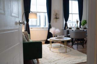 Sunny 2-Bed Apartment - Heart of Wimbledon - Minutes to Central London - 0