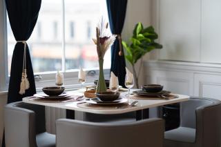 Sunny 2-Bed Apartment - Heart of Wimbledon - Minutes to Central London - 5