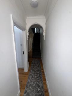 3-Bedroom House, with free parking - Luton - 9