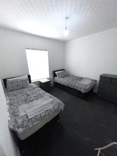 3-Bedroom House, with free parking - Luton - 4